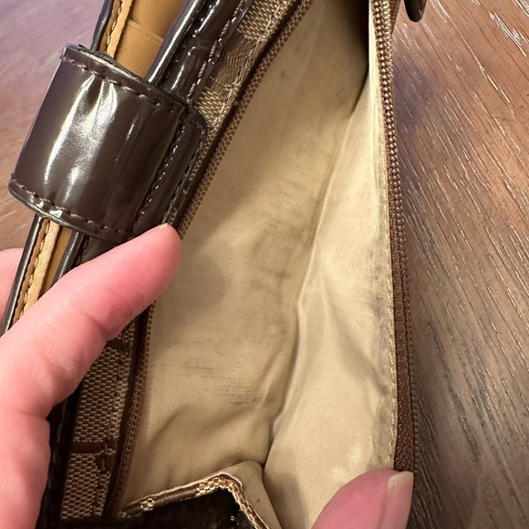 Coach bifold Wallet with front twist lock - Picture 6 of 8